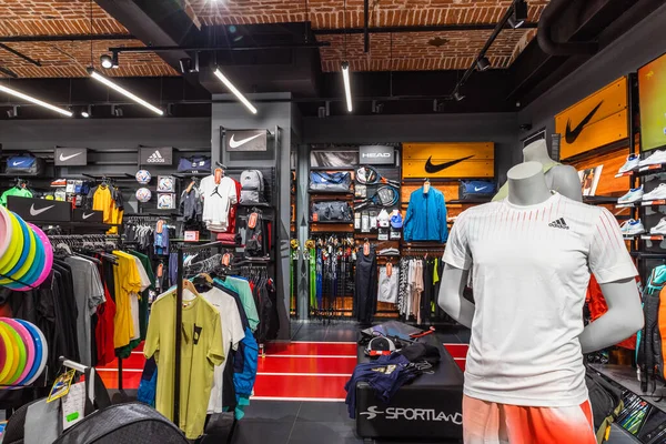Spor giyim mağazasının içi. Kaunas, Litvanya, 22 Haziran 2022.