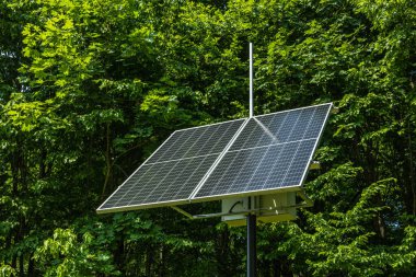 Güneş panelleri ya da güneş enerjisi toplayıcıları. Alternatif elektrik kaynağı.