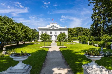 Uzutrakis malikanesi. Peyzaj bahçelerindeki sütunlu malikane. Trakai, Litvanya, 2 Temmuz 2022.