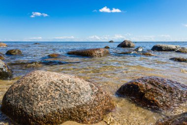 Yaz boyunca Baltık Denizi 'nde kayalarla kıyı şeridi.