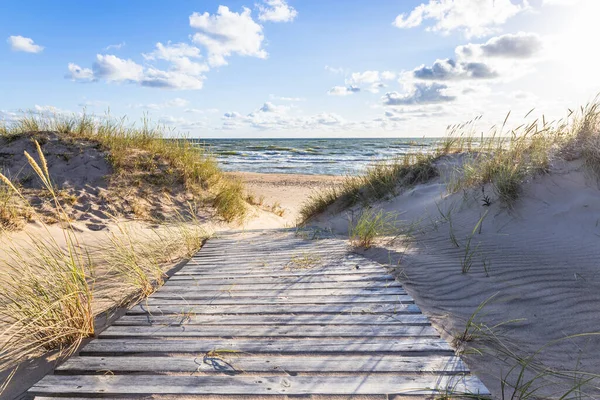 Keresztül Dűnék Homokos Strand Balti Tenger Nyáron Kék Stock Fotó