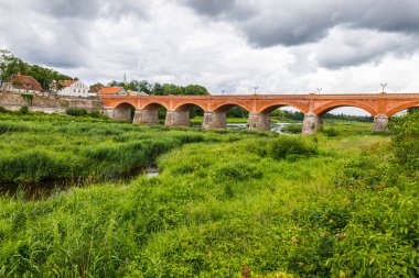 Letonya 'nın Kuldiga kentindeki Venta üzerindeki eski tuğla köprü..