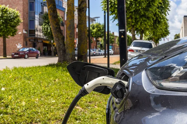 Elektrik kablosu takılı elektrikli araç ya da EV araba.