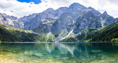 Morskie Oko 'nun panoramik görüntüsü veya Denizin Gözü, Zakopane yakınlarındaki Tatra dağları, Polonya.