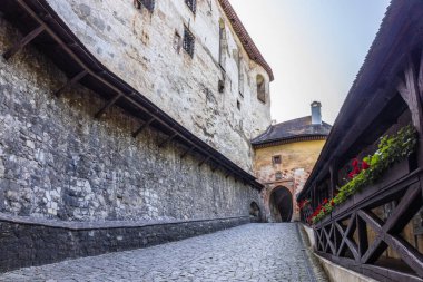 Ortaçağ Orava Kalesi avlusu. Oravsky Podzamok, Slovakya, 21 Temmuz 2022.