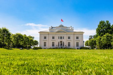 Uzutrakis malikanesi. Peyzaj bahçelerindeki sütunlu malikane. Trakai, Litvanya, 2 Temmuz 2022.