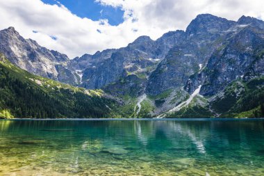 Tatra Ulusal Parkı 'nın yüksek Tatras dağlarında Morskie Oko Gölü veya Denizin Gözü.
