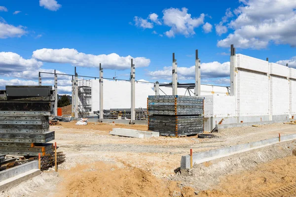 Çelik çerçeve inşa ediliyormuş. İnşaat malzemeleri otoparka istiflendi. Alytus, Litvanya 4 Eylül 2022.