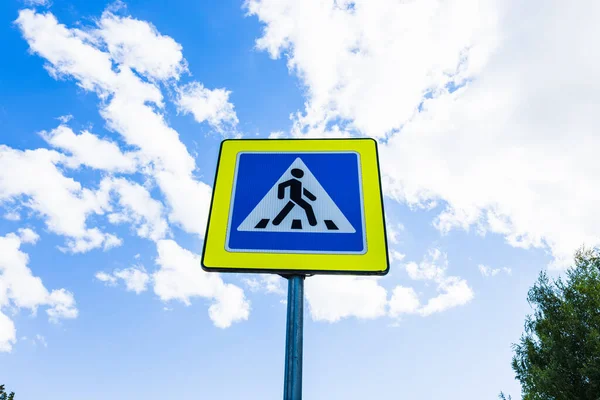 Синий Белый Знак Пешеходного Перехода Фоне Неба — стоковое фото