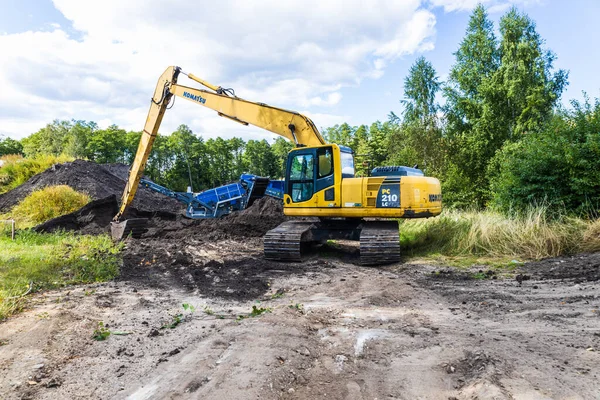 Komatsu PC 210 LC - Standart sürüngen kazıcı makinesi. Alytus, Litvanya 4 Eylül 2022.