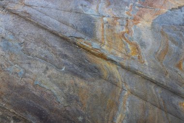 Paslı metal zemin, aşınma ve yüzeyde derin çatlaklar..