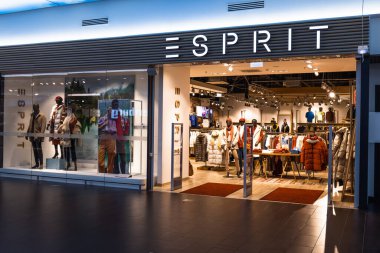 Alışveriş merkezindeki Esprit moda mağazasının ön girişi. Kaunas, Litvanya, 27 Eylül 2022.