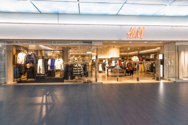 Alışveriş merkezindeki H M moda mağazasının ön girişi. Kaunas, Litvanya, 27 Eylül 2022.