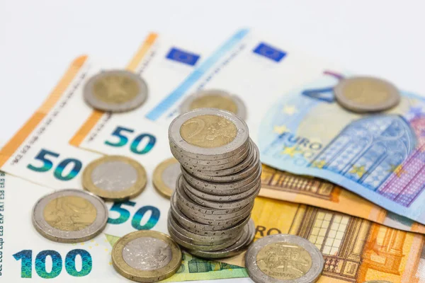 Eurobiljetten Gestapelde Munten Zakelijk Succes Financiën Geldgroei Spaargeld Concept Rechtenvrije Stockfoto's