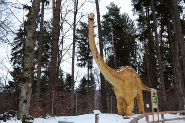 RASNOV, ROMANIA - 30 ARALIK 2016: Rasnov kalesinin yanındaki dino parkında Diplodocus.