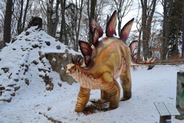 RASNOV, ROMANIA - 30 ARALIK 2016: Rasnov kalesinin yanındaki Stegosaurus Parkı.