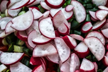 Turplu salata ve yeşil soğan..