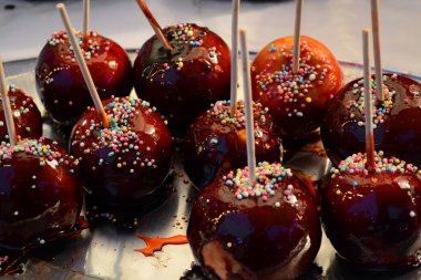 Bükreş 'teki Noel pazarında çekilen küçük şekerli karamelize elma resmi.