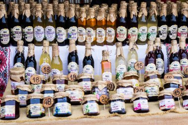 BUCHAREST, ROMANIA - 09. 2018 ARALIK: Bükreş 'teki Noel panayırında çeşitli şerbetli şişe koleksiyonu, reçelli kavanozlar ve tatlılıkla sergilendi.