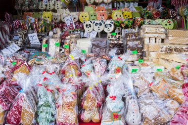 BUCHAREST, ROMANIA - 09 Aralık 2018: Bükreş Noel pazarında tatlı hediyeler.