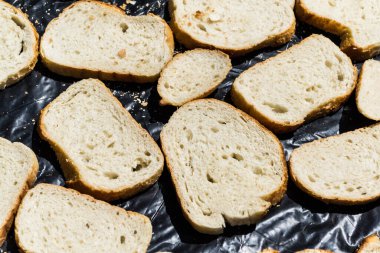 Bir sürü kuru ekmek..