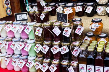 BUCHAREST, ROMANIA - 09 Aralık 2018: Reçel kavanozları, şurup şişeleri, şerbet ve diğerleri gibi geleneksel Romanya malları.