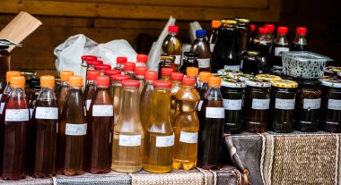 ALBA, ROMANIA - SEPTEMBER 08, 2021: Reçel kavanozları, şurup şişeleri ve bal gibi geleneksel Romanya malları.