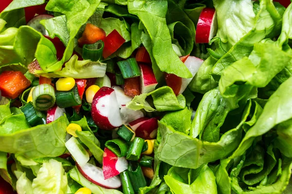 Salat Mit Radieschen Grünen Zwiebeln Paprika Maiskörnern Und Salat — Stockfoto