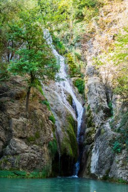Bulgaristan 'da Veliko Tarnovo yakınlarında Kaya Bunar şelalesi.