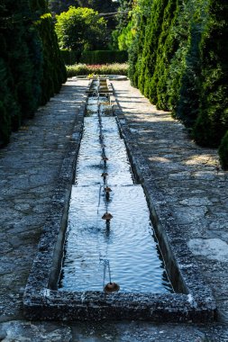 Romanya Kraliçesi Maria 'nın evi olan Balchik Palace bahçesi, Quadrilater' ın Romanya 'ya ait olduğu dönemde Karadeniz kıyısında inşa edildi. Bulgaristan