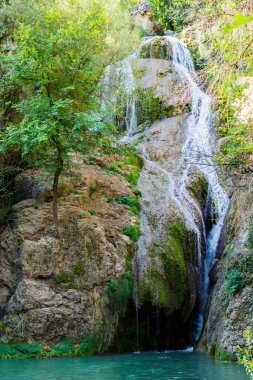 Bulgaristan 'da Veliko Tarnovo yakınlarında Kaya Bunar şelalesi.
