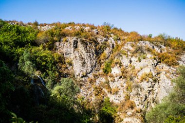 Ekopateka Hotnitsa, nehrin bir şelale yaratmak için yer açtığı yığını tırmanmanıza yardımcı olan ahşap köprüler zinciri. İnanılmaz, eşsiz bir rota, küçük bir cennet. Bulgaristan.