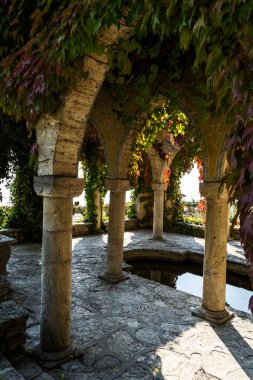 Bulgaristan 'ın Balchik kenti - 19 Ekim 2019: Romanya Kraliçesi Maria' nın yaşadığı Balchik Sarayı bahçesi, Quadrilater 'ın Romanya' ya ait olduğu dönemde Karadeniz kıyısında inşa edildi..