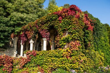 Romanya Kraliçesi Maria 'nın evi olan Balchik Palace bahçesi, Quadrilater' ın Romanya 'ya ait olduğu dönemde Karadeniz kıyısında inşa edildi. Bulgaristan