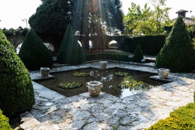 Romanya Kraliçesi Maria 'nın evi olan Balchik Palace bahçesi, Quadrilater' ın Romanya 'ya ait olduğu dönemde Karadeniz kıyısında inşa edildi. Bulgaristan