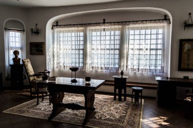 BALCHIK, BULGARIA - 19 Ekim 2019: Romanya Kraliçesi Maria 'nın Karadeniz kıyısında inşa edilen Balchik Sarayı' nın İçi, Quadrilater 'ın Romanya' ya ait olduğu dönemde.