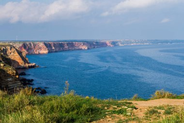 Cape Caliacra, bir ortaçağ kalesi ve bir doğa rezervinden oluşan Bulgar Dobrogea 'sında (Dörtgen) bir doğa anıtı..