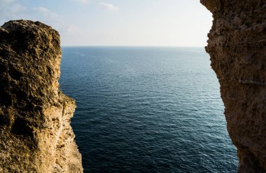 Cape Caliacra, bir ortaçağ kalesi ve bir doğa rezervinden oluşan Bulgar Dobrogea 'sında (Dörtgen) bir doğa anıtı..