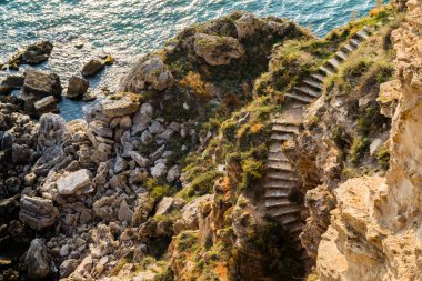Cape Caliacra, bir ortaçağ kalesi ve bir doğa rezervinden oluşan Bulgar Dobrogea 'sında (Dörtgen) bir doğa anıtı..