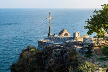 Cape Caliacra, bir ortaçağ kalesi ve bir doğa rezervinden oluşan Bulgar Dobrogea 'sında (Dörtgen) bir doğa anıtı..