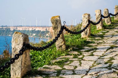 Cape Caliacra, bir ortaçağ kalesi ve bir doğa rezervinden oluşan Bulgar Dobrogea 'sında (Dörtgen) bir doğa anıtı..