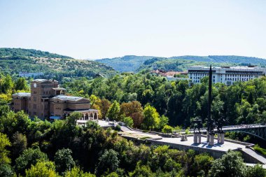VELIKO TARNOVO, BULGARIA - 31 Ağustos 2019: Devlet Sanat Galerisi Boris Denev ve Asenevtsi anıtı. Asen Hanedanı 'nın binicilik heykelleri..