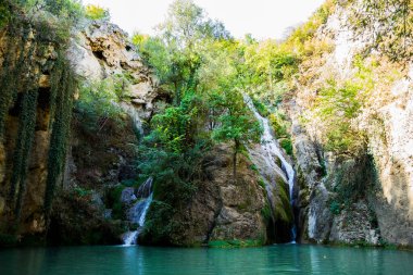 Bulgaristan 'da Veliko Tarnovo yakınlarında Kaya Bunar şelalesi. 