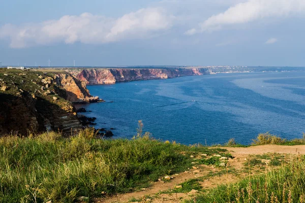 Cape Caliacra, bir ortaçağ kalesi ve bir doğa rezervinden oluşan Bulgar Dobrogea 'sında (Dörtgen) bir doğa anıtı..