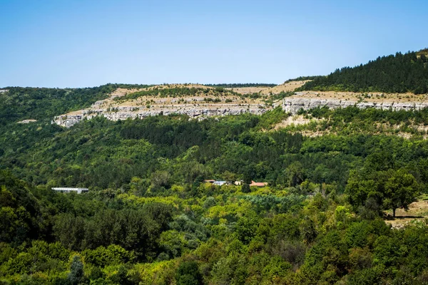 Krajina Velikem Tarnovem Zelené Město Spoustou Lesů Hor Bulharsko — Stock fotografie
