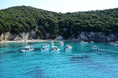 SYVOTA, GREECE - 12 Ağustos 2018: Syvota bölgesinden Mavi Göl, Epirus.