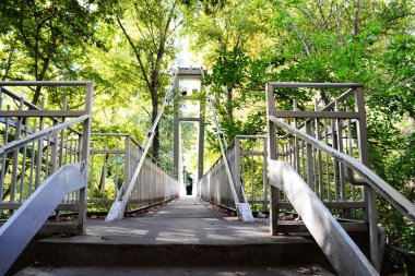 Pinios nehri üzerindeki asma köprü, Tempi vadisi, Yunanistan