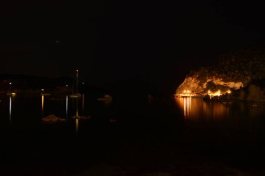 Paleokastrita limanına gece manzarası.