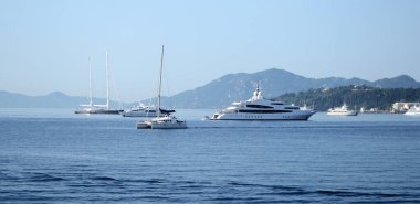 KERKYRA, CORFU - 10 AĞUSTOS 2018 Korfu adasından Kerkyra Limanı.