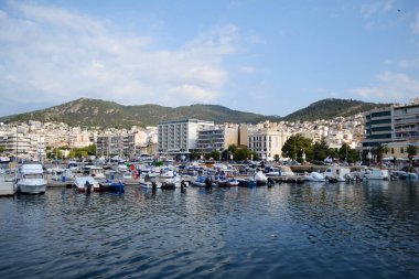 KAVALA, GREECE - 21 AĞUSTOS 2017: Kavala limanında küçük gemileri olan manzara.